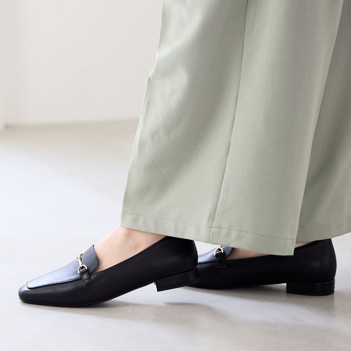 再入荷／WEB限定デザイン】ビットモチーフローファー/640003