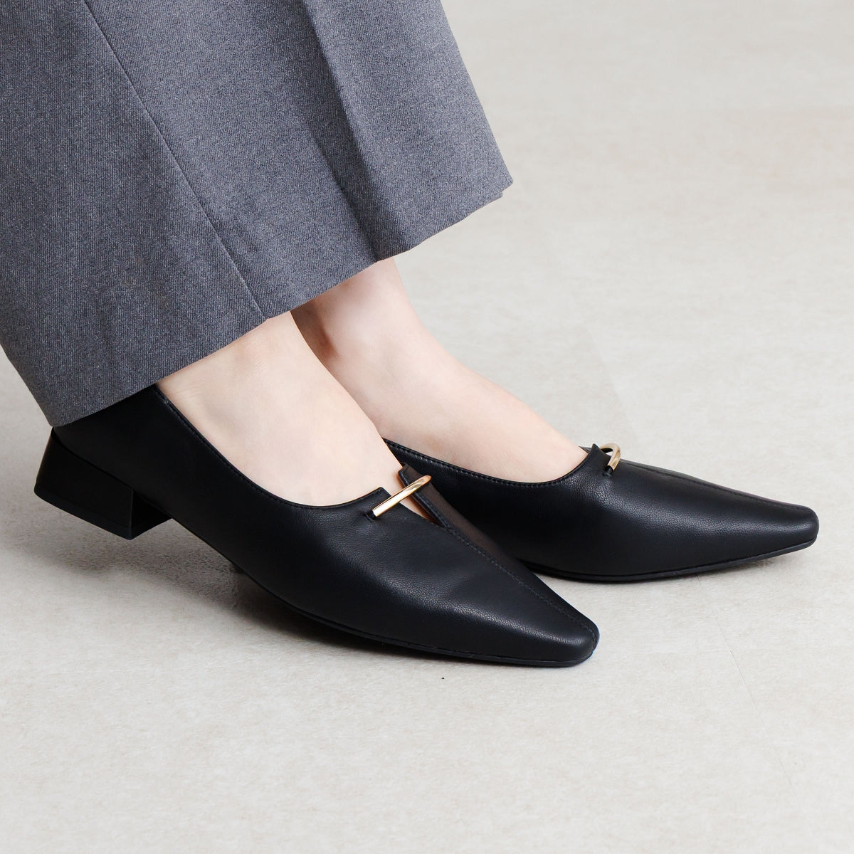 26SS／WEB限定デザイン】メタルバーアクセントパンプス/ 640013