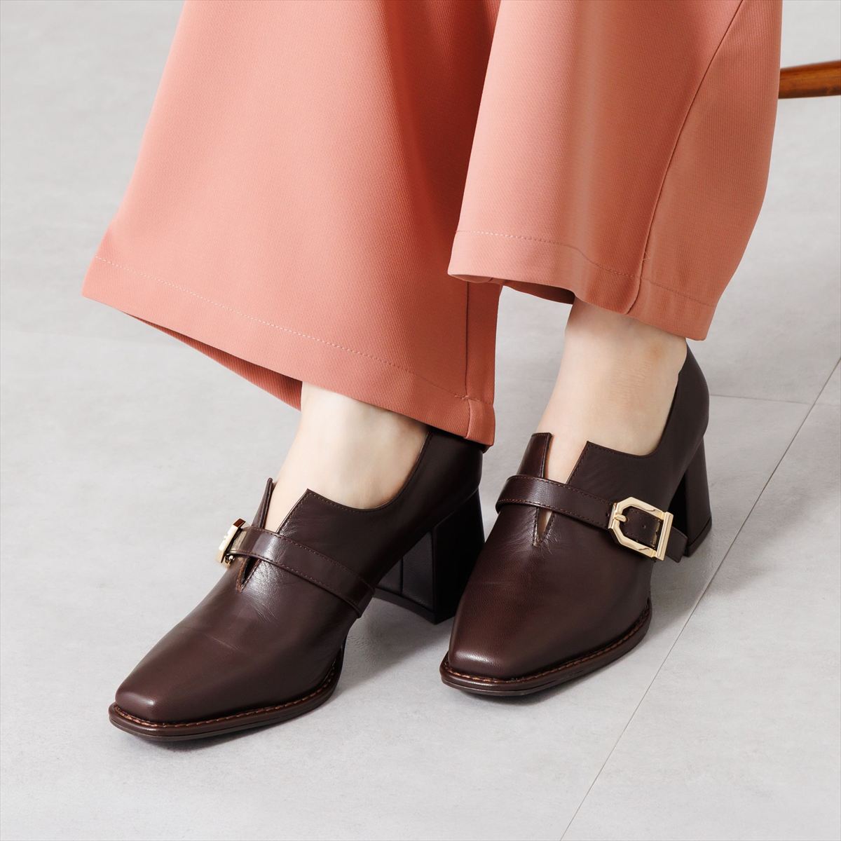 《予約／10月中旬入荷予定》【26AW／WEB限定デザイン】スクエアトゥベルトデザインシューズ/640017