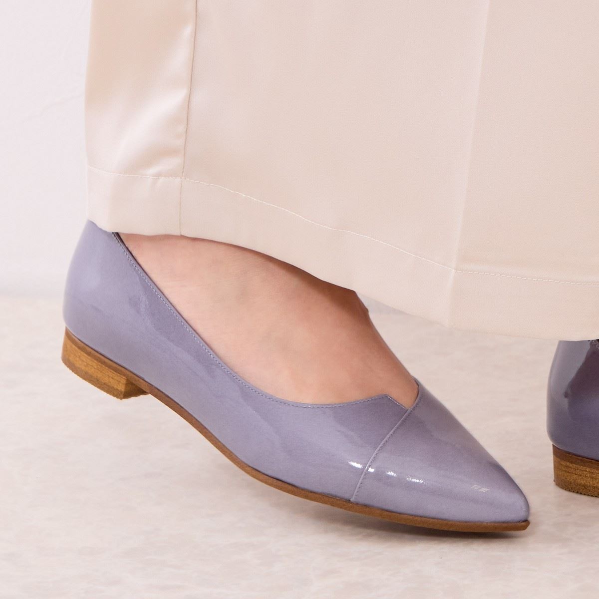 【26SS新色】アシンメトリーVカットフラットパンプス/641316