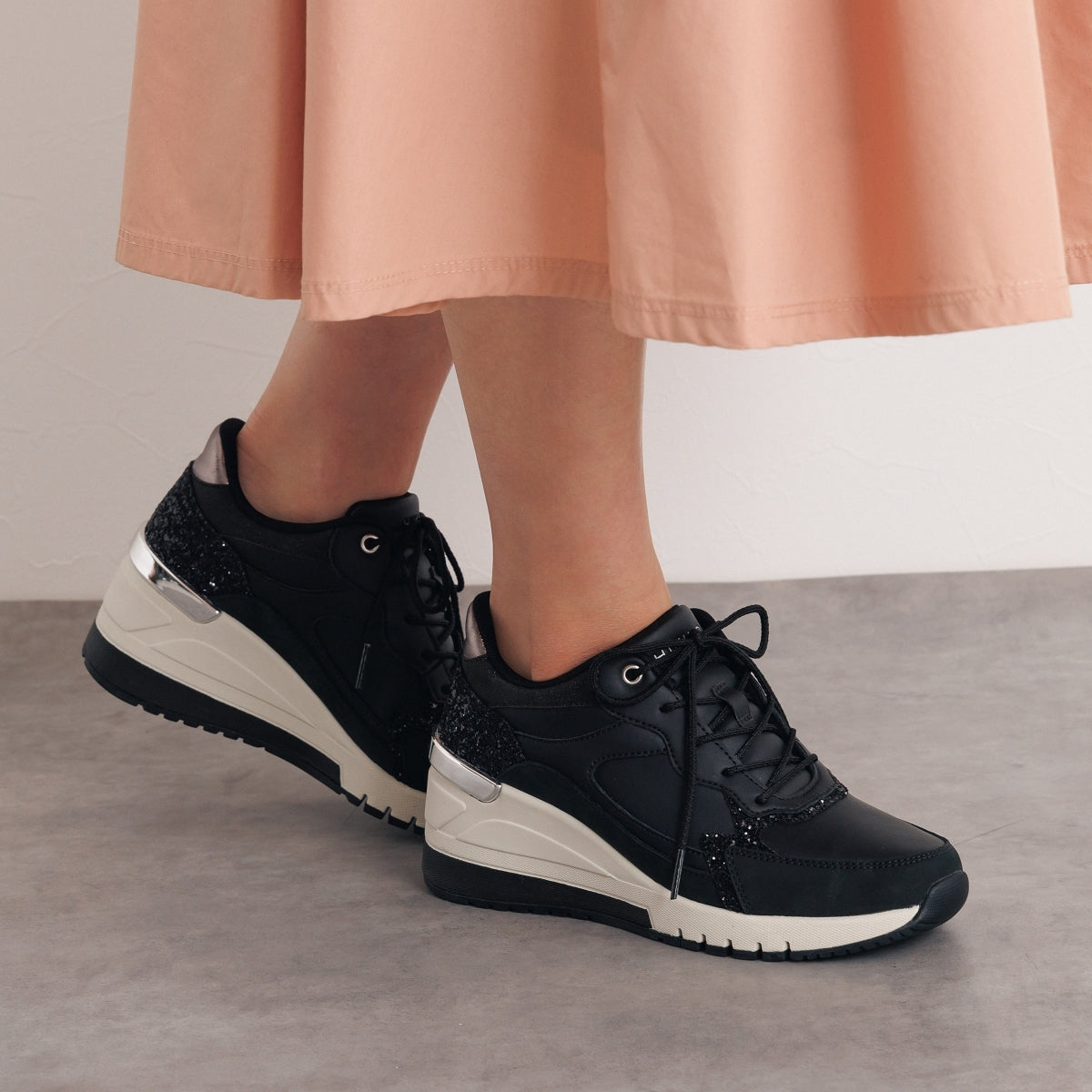 【SALE】美脚ヒールアップスニーカー/647101