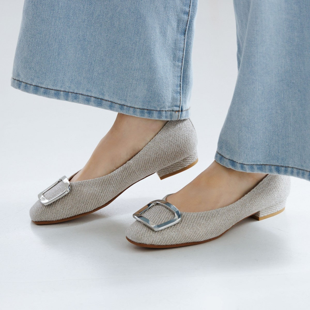 【26SS新色追加】スクエアバックルローヒールパンプス/651110