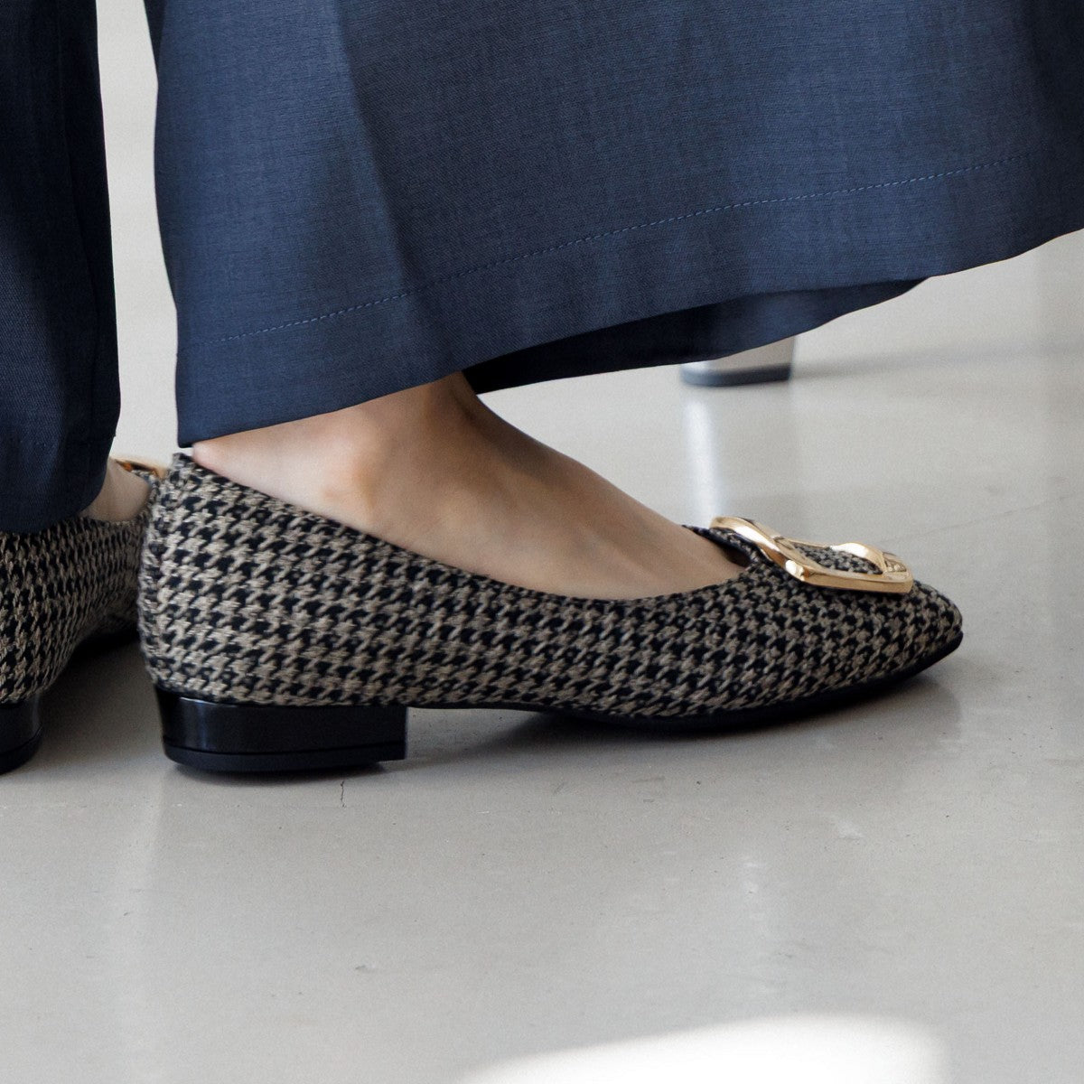【SALE】スクエアバックルローヒールパンプス/751110