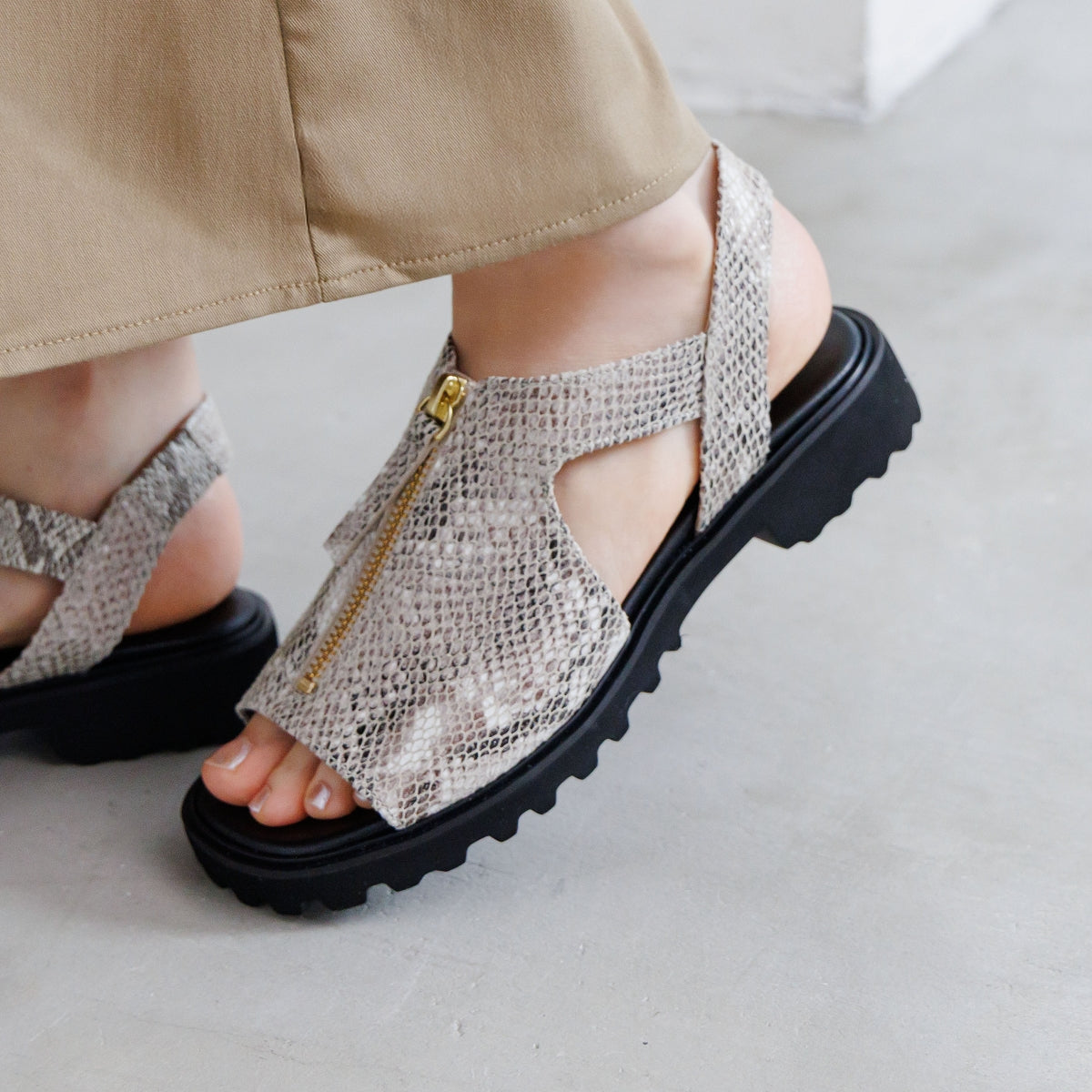 【26SS新色追加】センタージッププラットフォームサンダル/651207