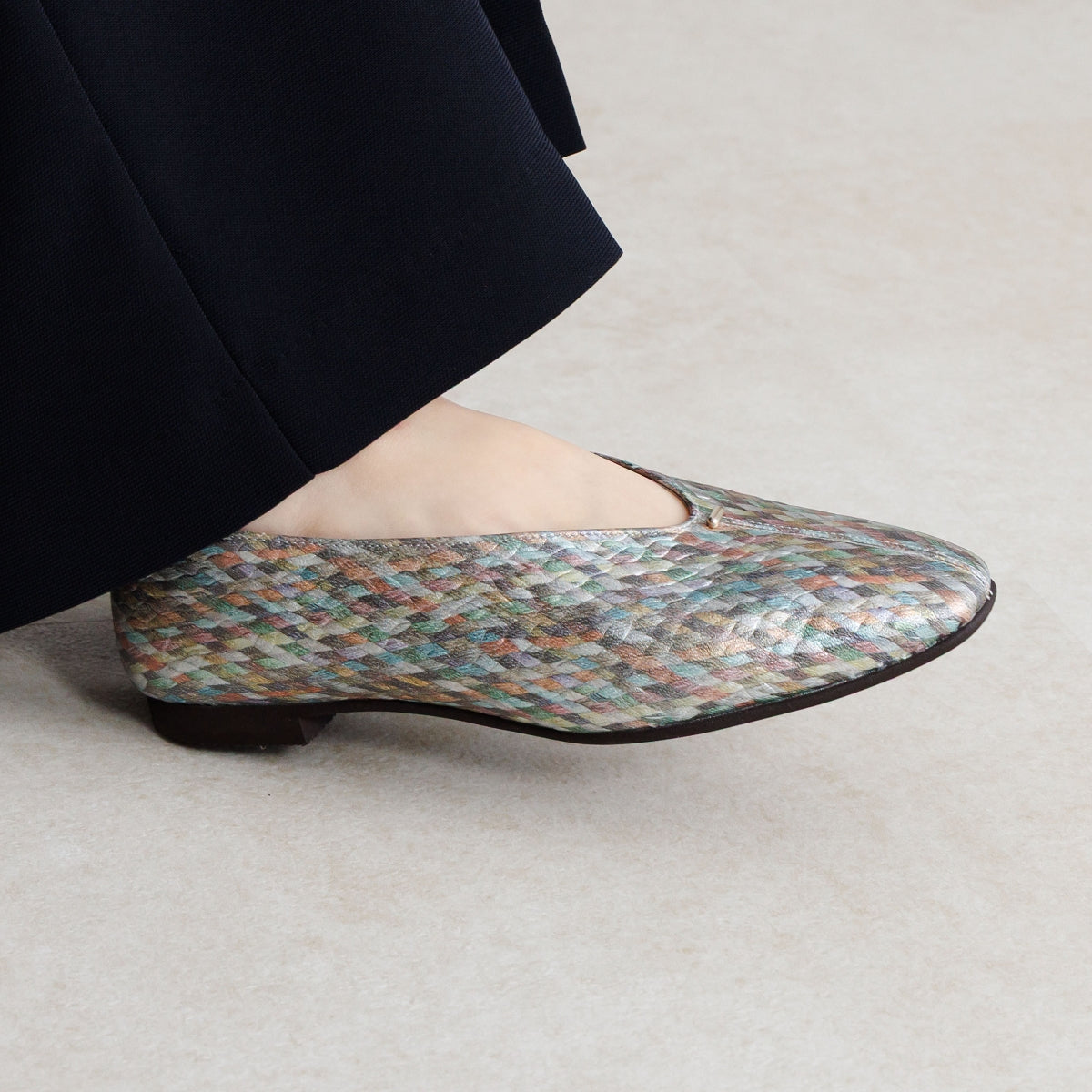 【26SS新色追加】メタルポイントフラットパンプス/651326