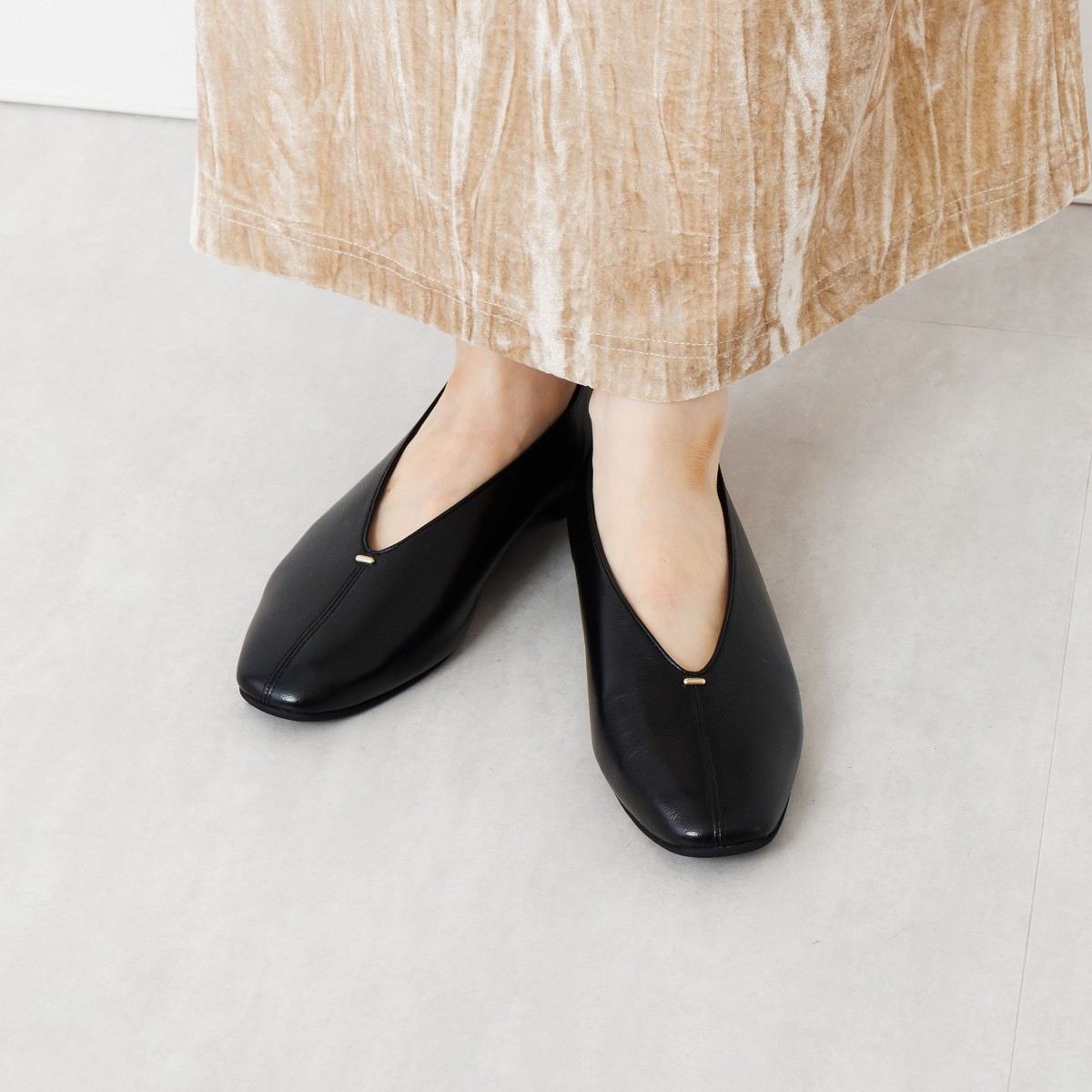 【25AW】メタルポイントフラットパンプス/651326