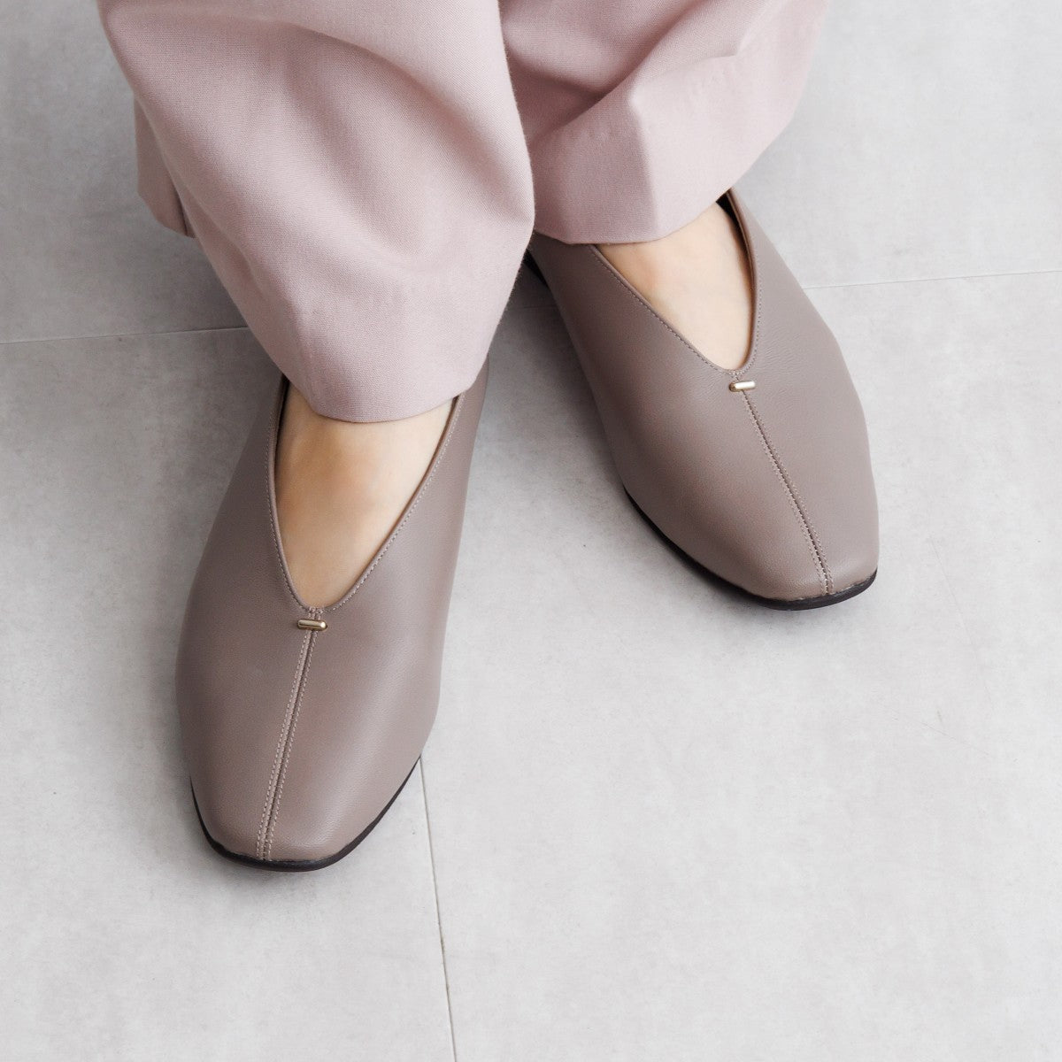 《一部予約/11月上旬入荷予定》【25AW】メタルポイントフラットパンプス/651326