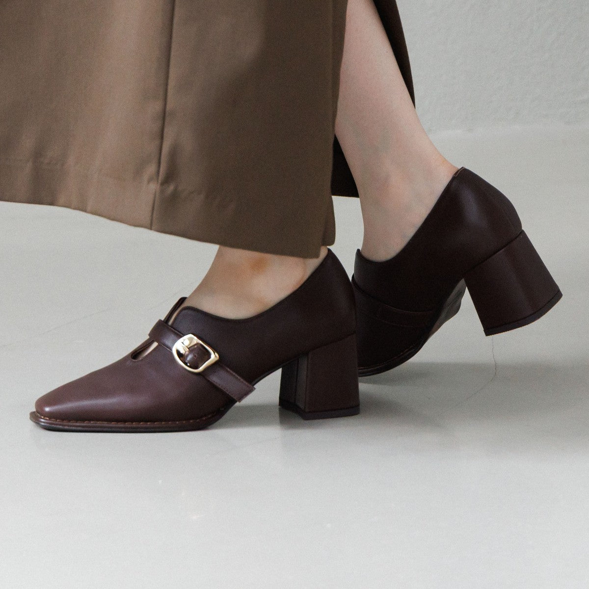 【25AW】ベルトモチーフパンプス/651329