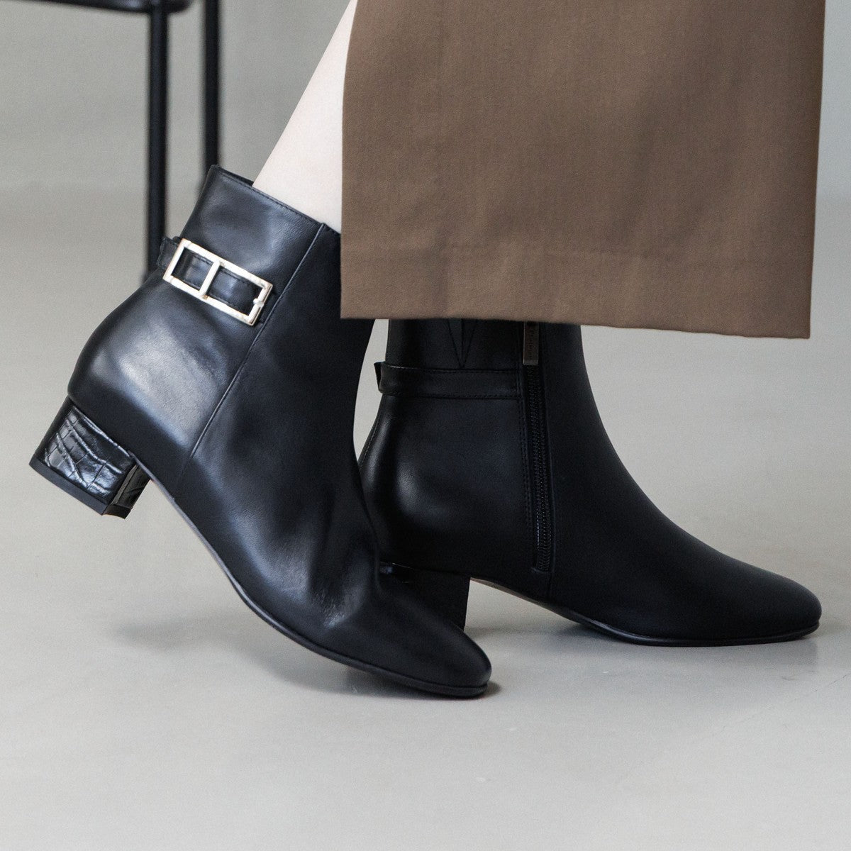 《予約/11月下旬頃入荷予定》スクエアバックルサイドベルトブーツ/651417