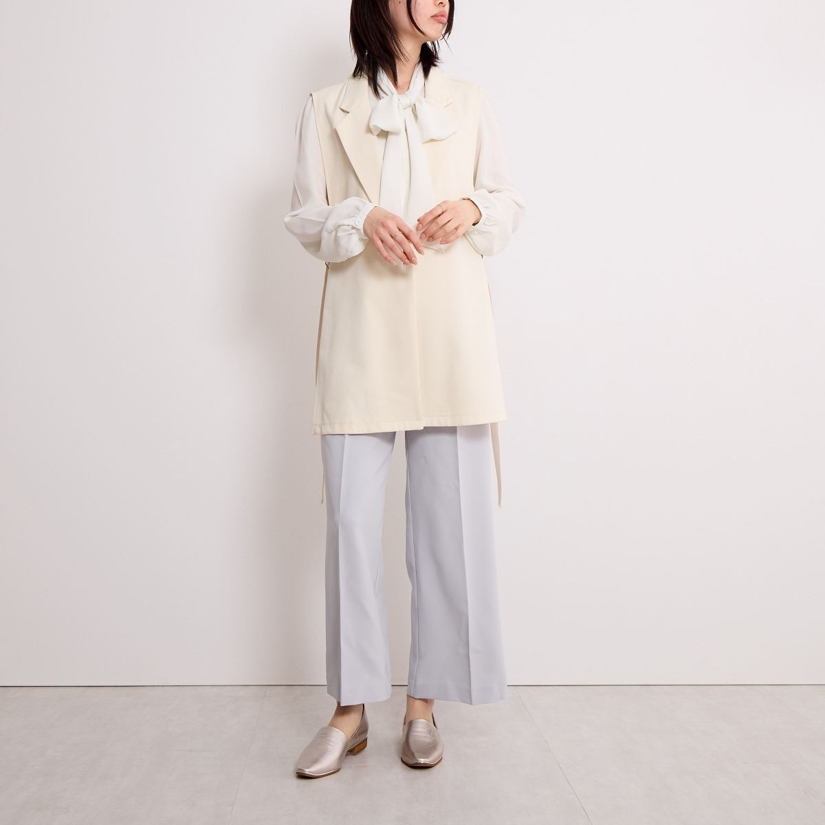 25AW新色】メタルラインソフトレザーフラットパンプス/653101