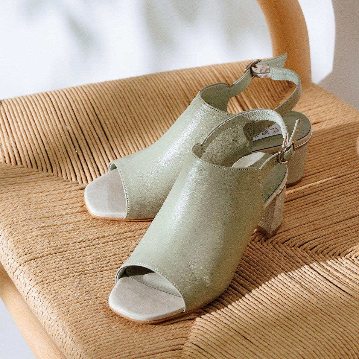 【26SS新色追加】チャンキーヒールカバードサンダル/653203