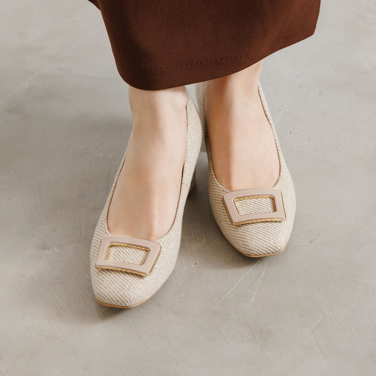 26SS新色追加】スクエアバックルチャンキーヒールパンプス/653302