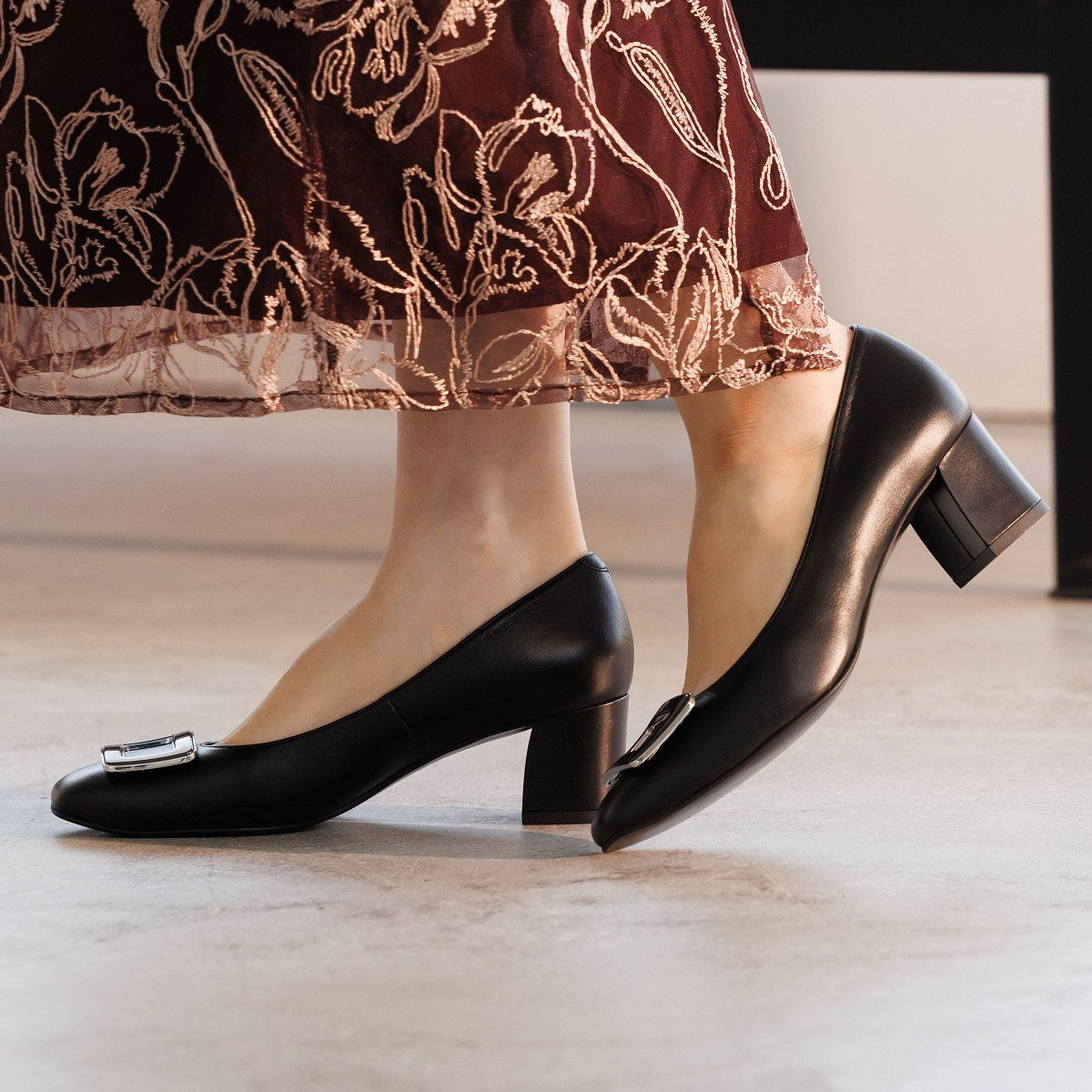 【25AW】スクエアバックルチャンキーヒールパンプス/653302