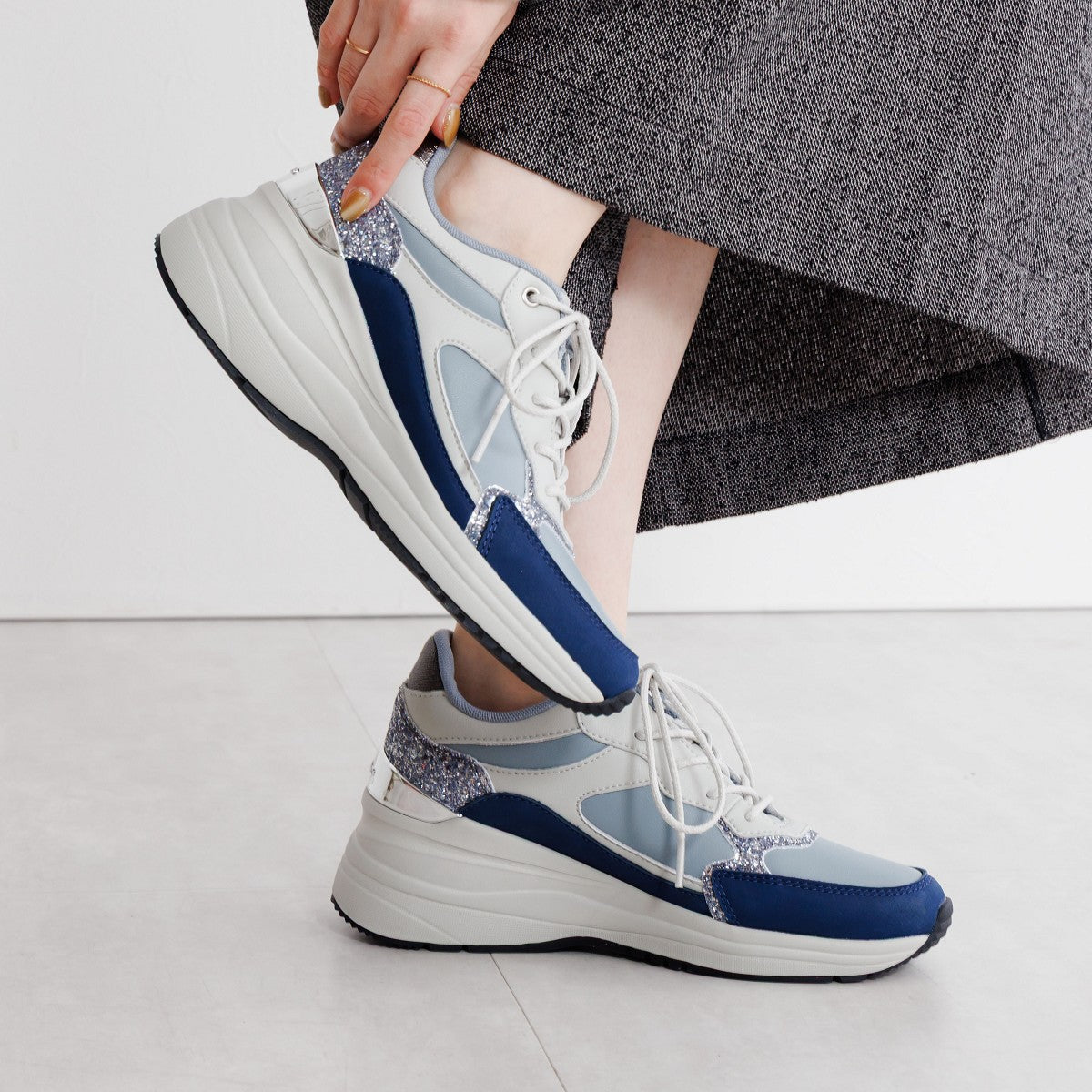 【25AW新色】美脚ヒールアップスニーカー/657106