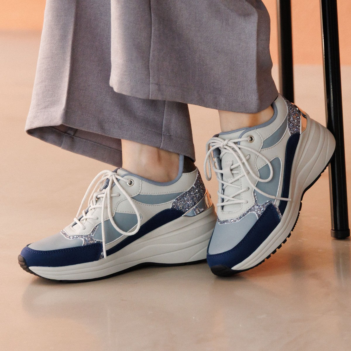 25AW新色】美脚ヒールアップスニーカー/657106