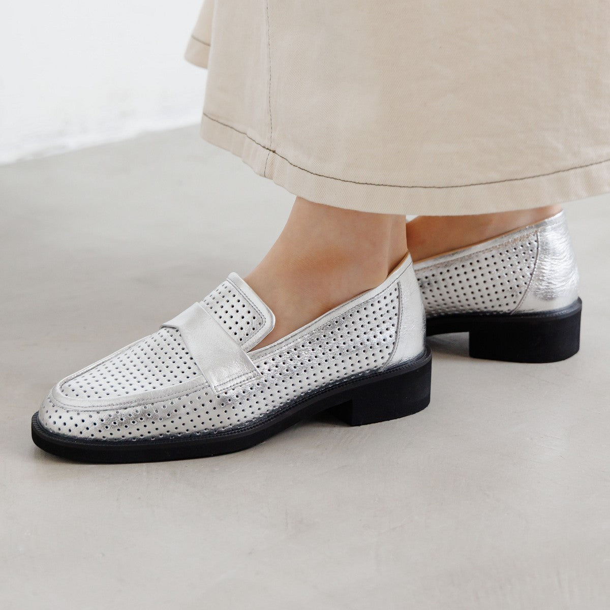 【26SS】パンチングレザーソフトローファー/661105