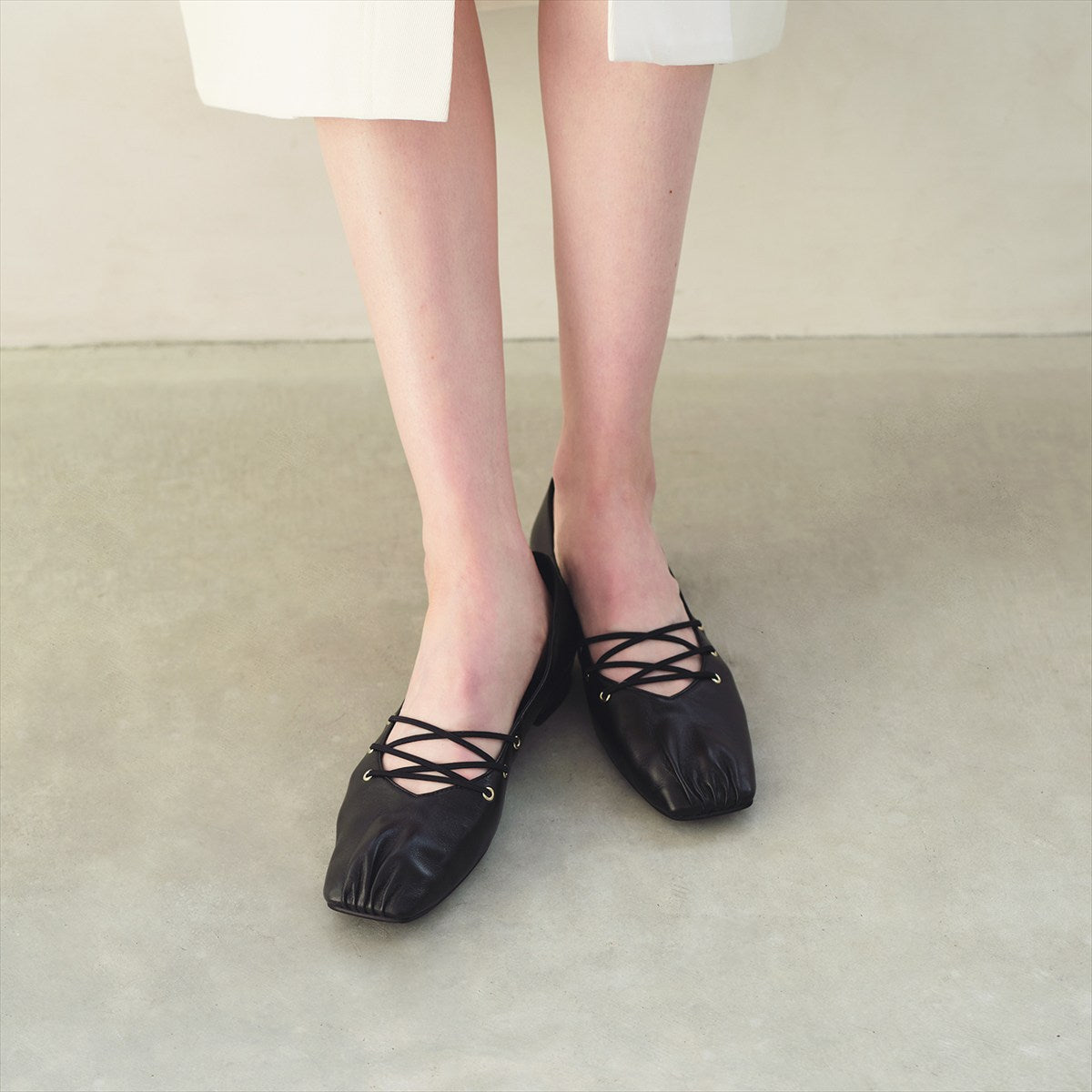 LISA♡26.JIMMYCHOOレースフラットパンプス Bing Pump Flat|Latte/ブラック パテントレザー・フラットシューズ