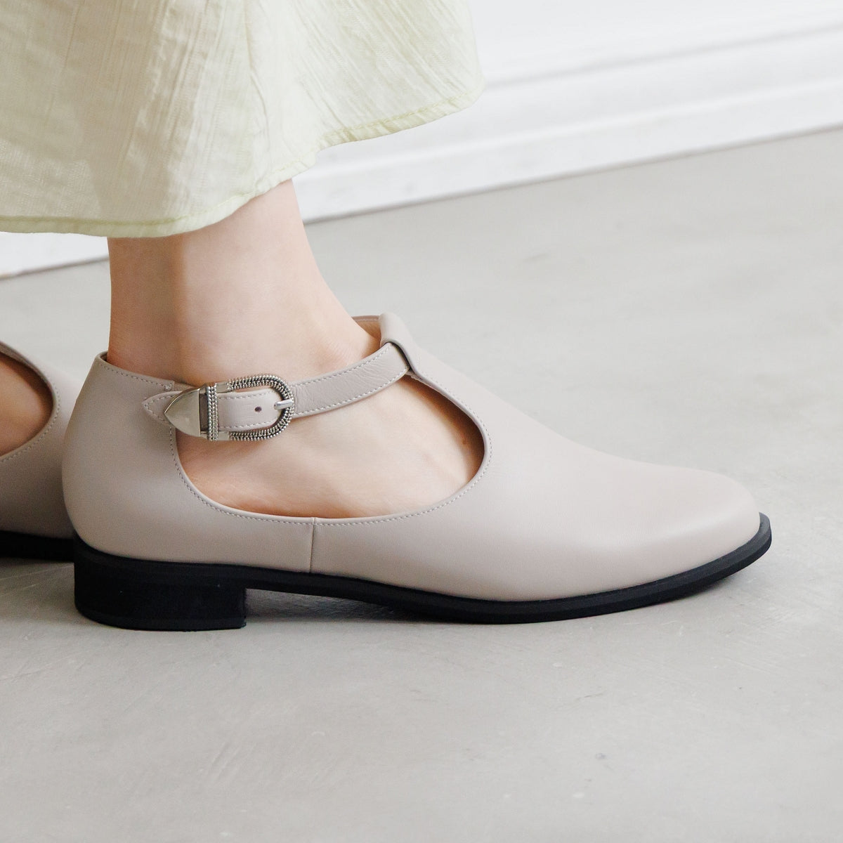 予約/3月下旬入荷予定》サイドオープンTストラップシューズ/661108