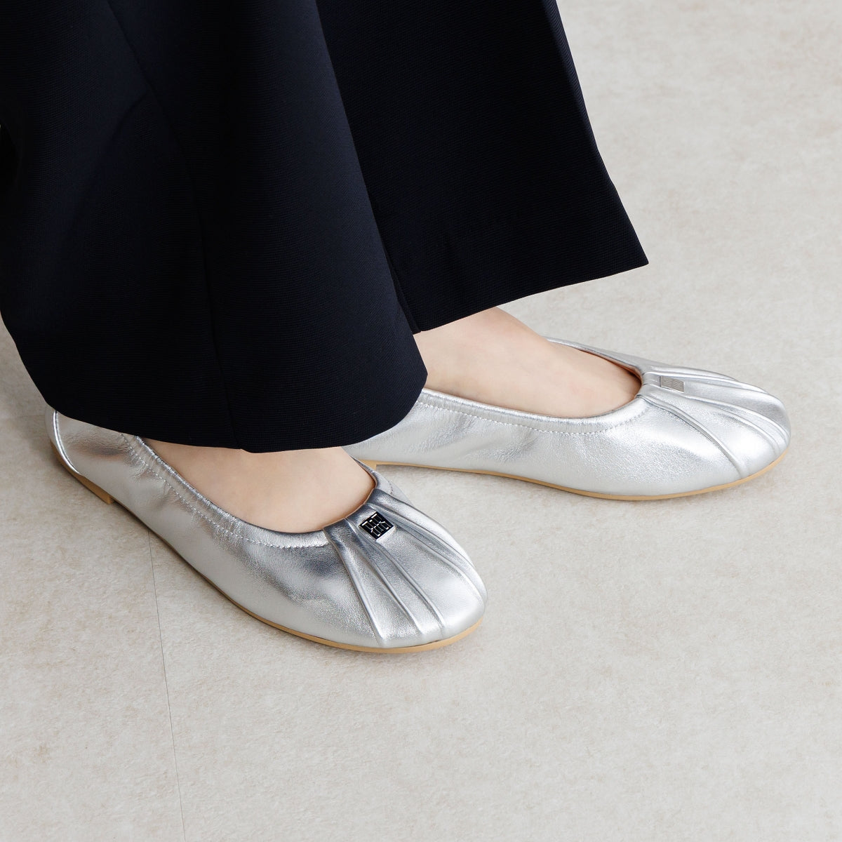 【26SS】メタルロゴギャザーパンプス/661121