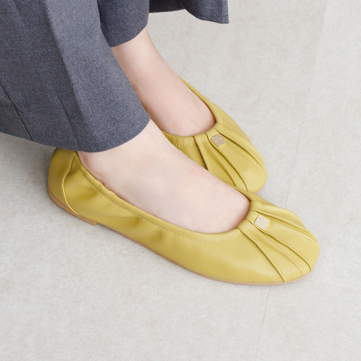 【26SS】メタルロゴギャザーパンプス/661121