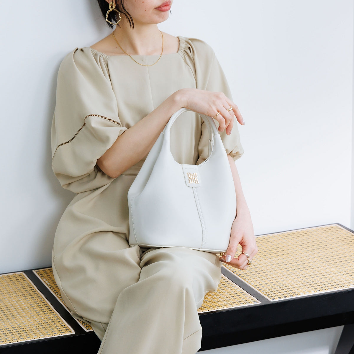 【26SS】シグネチャーハンドバッグ/661181