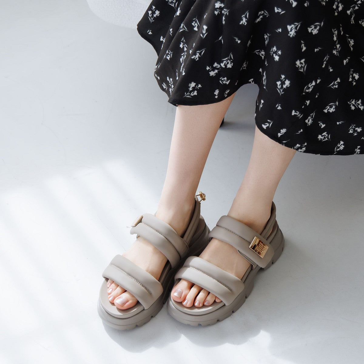 《一部サイズ予約/5月中旬入荷予定》【26SS】厚底パデットサンダル/661201