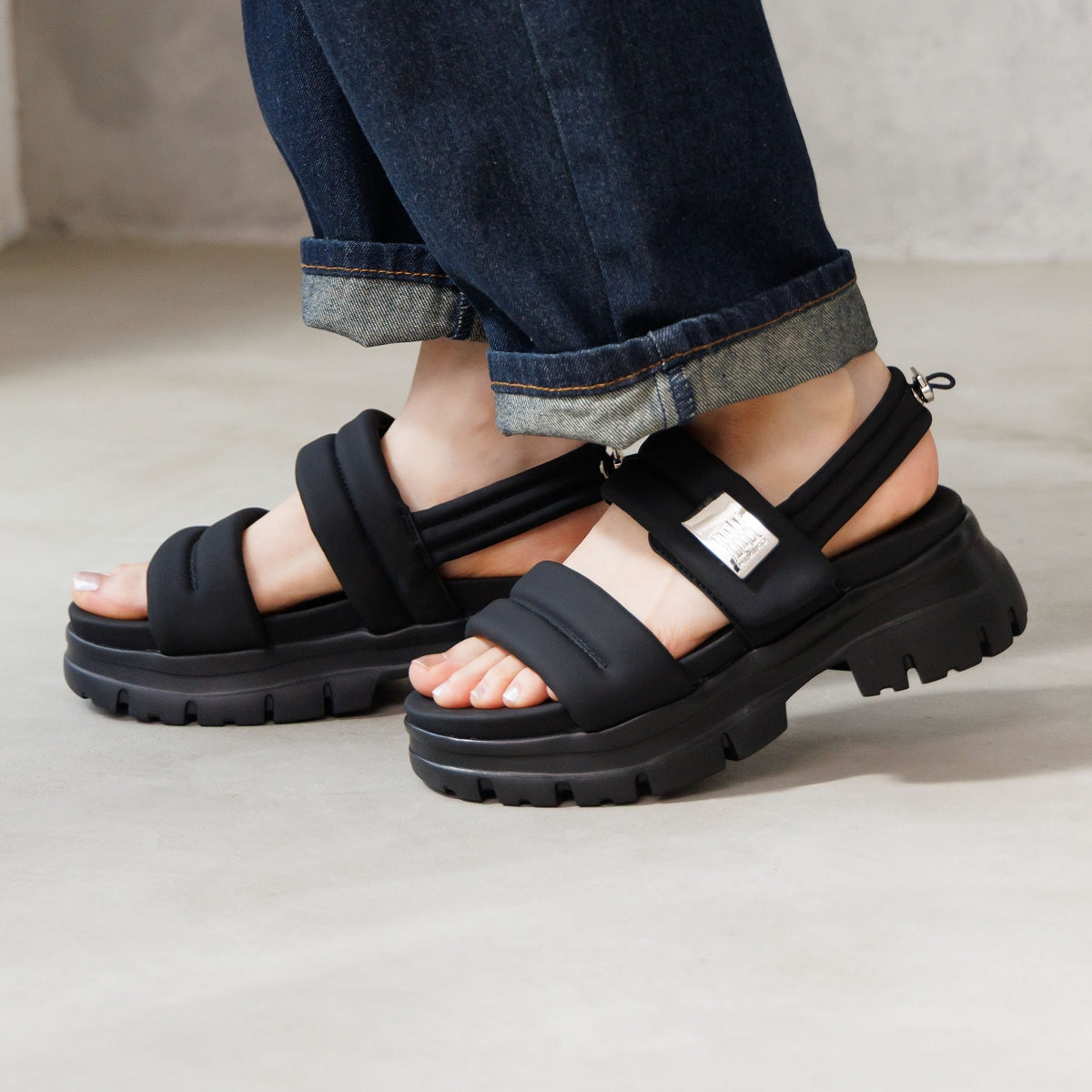 《一部サイズ予約/5月下旬入荷予定》【26SS】厚底パデットサンダル/661201