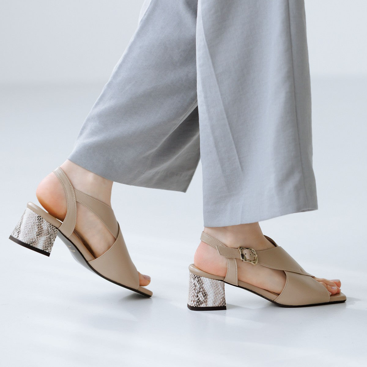 《予約/4月中旬入荷予定》ブロックヒールカバードクロスサンダル/661205