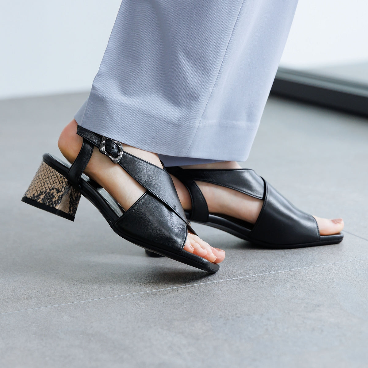 《予約/4月下旬入荷予定》ブロックヒールカバードクロスサンダル/661205