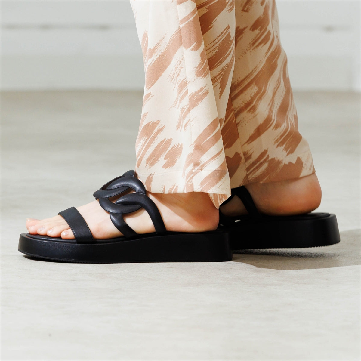 一部予約/6月下旬入荷予定》【26SS】カットワークトラックソール