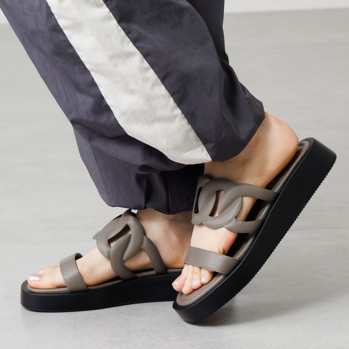 《一部予約/6月下旬入荷予定》【26SS】カットワークトラックソールサンダル/661234