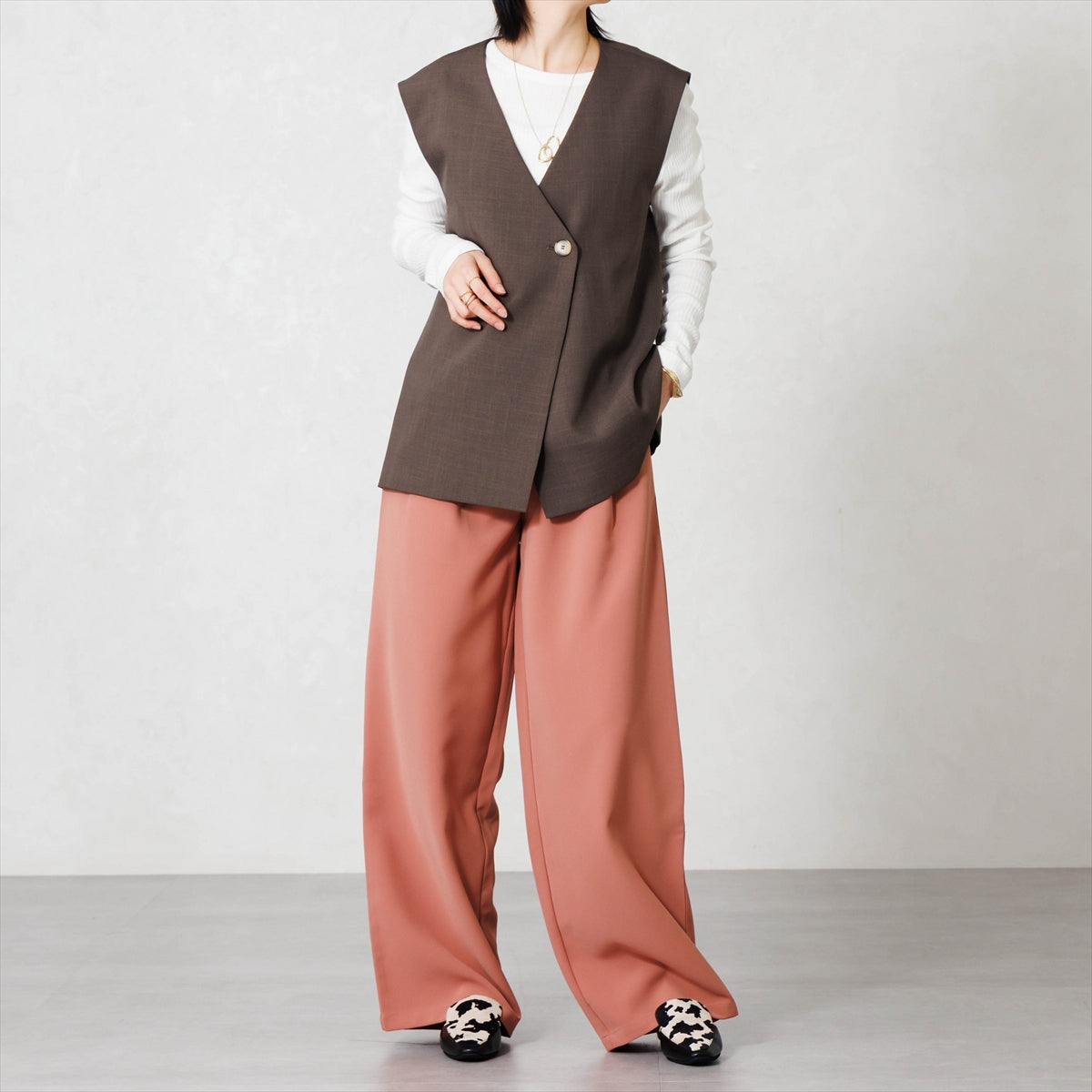 【26AW】カカトシャーリングメタルポイントローファー/661305