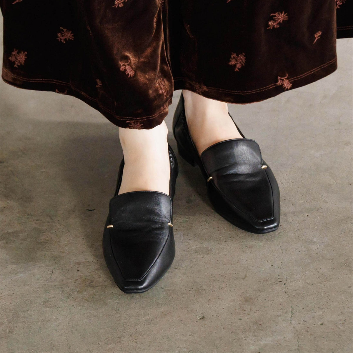 【26AW】カカトシャーリングメタルポイントローファー/661305