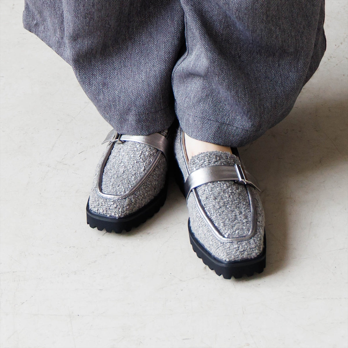 【26AW】スクエアトゥトラックソールローファー/661310