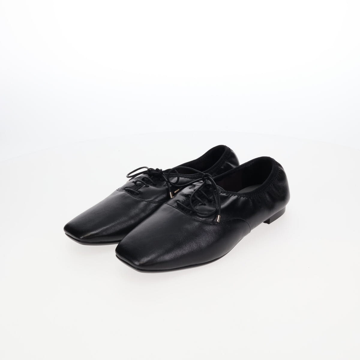 《予約／10月上旬入荷予定》【26AW】スクエアトゥレースアップフラットシューズ/661316