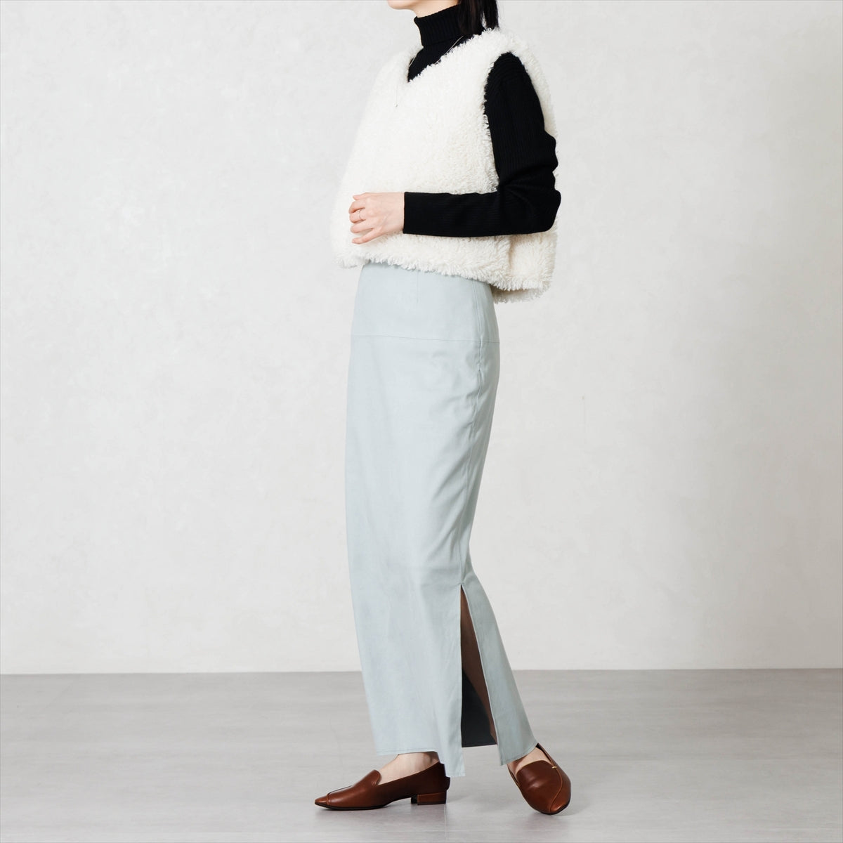 【26AW】メタルポイントアシンメトリーローヒールシューズ/661327