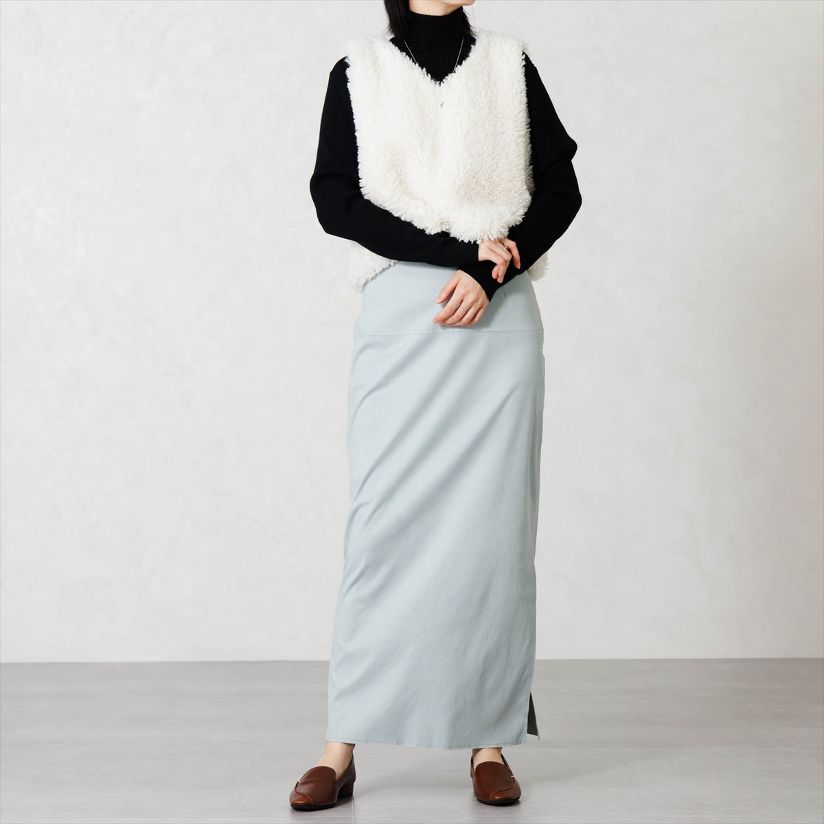 【26AW】メタルポイントアシンメトリーローヒールシューズ/661327