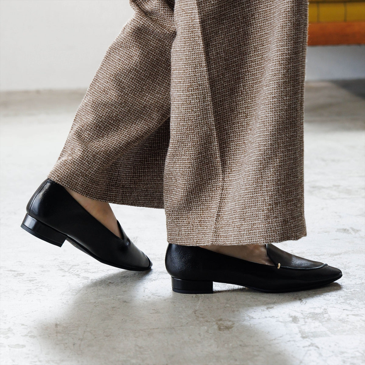 【26AW】メタルポイントアシンメトリーローヒールシューズ/661327