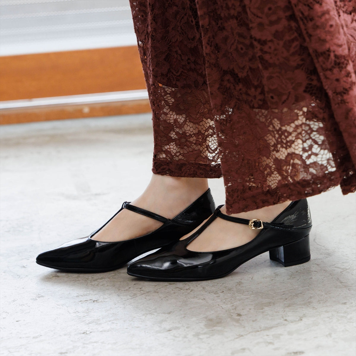 【26AW】ポインテッドトゥTストラップパンプス/661329