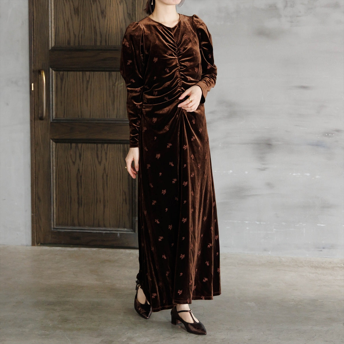 【26AW】ポインテッドトゥTストラップパンプス/661329