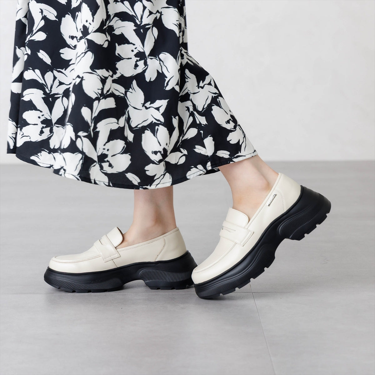 【26AW】スポーティーソールローファー/661336