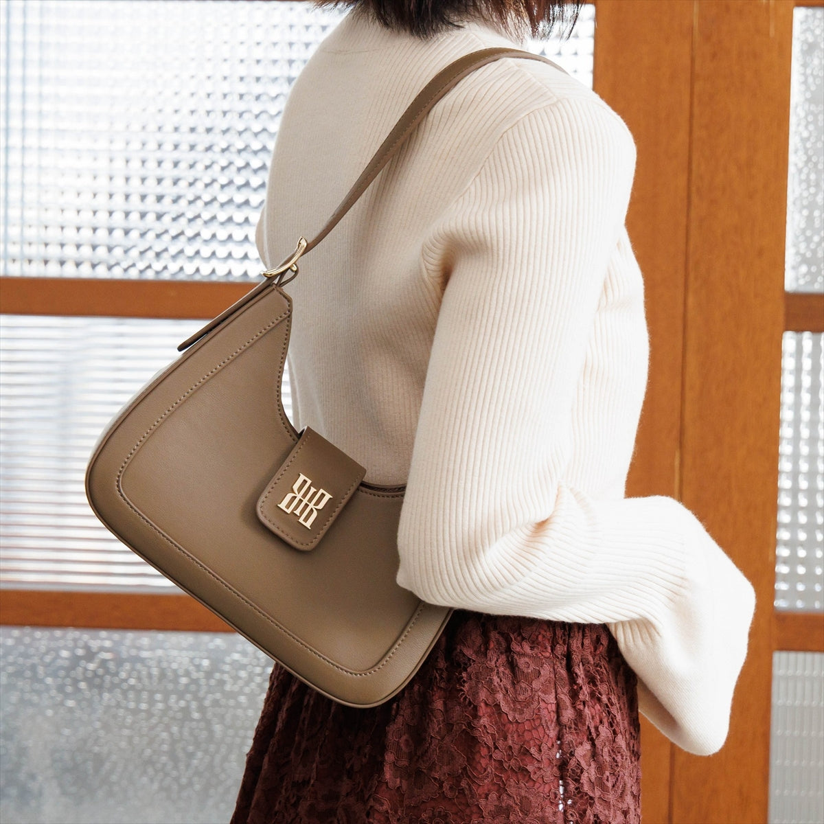 《予約／9月下旬入荷予定》【26AW】シグネチャーワンハンドルバッグ/661382
