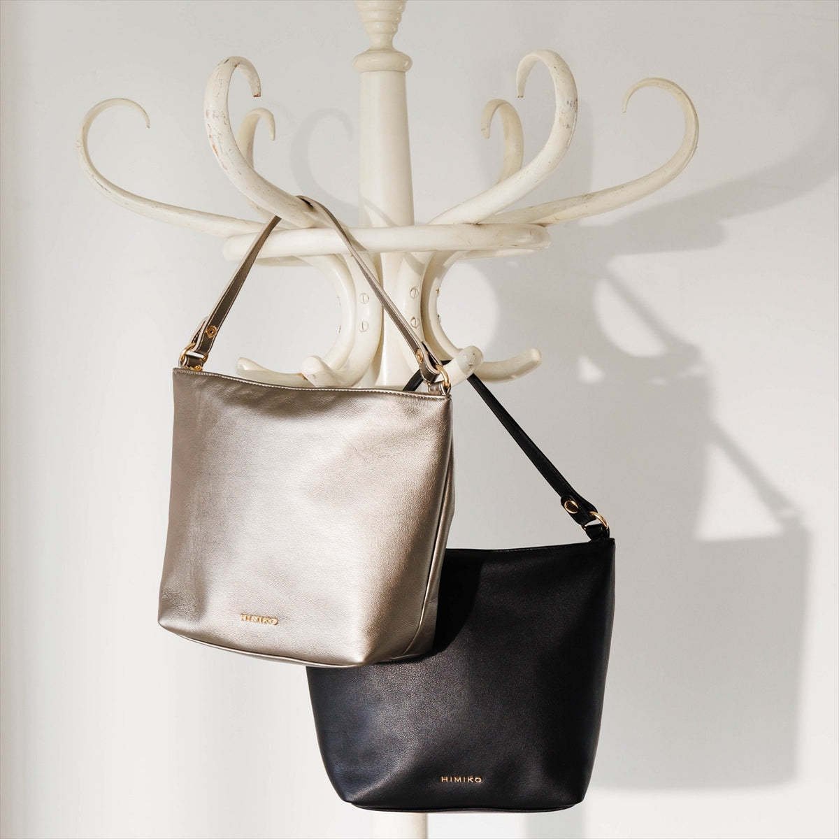 《一部予約／9月下旬入荷予定》【26AW】ラムレザー 2WAYショルダーバッグ/661383