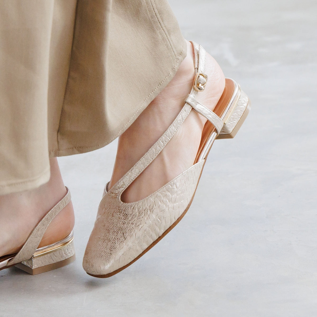 【26SS】アシンメトリーバックストラップ/661504