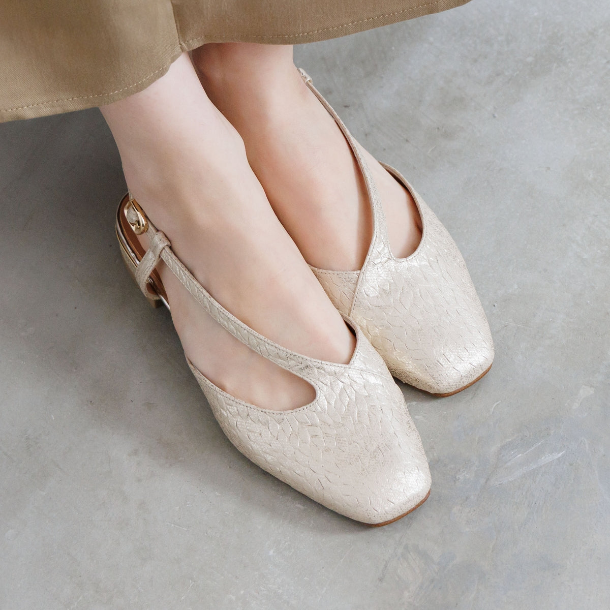 SALE】【26SS】アシンメトリーバックストラップ/661504
