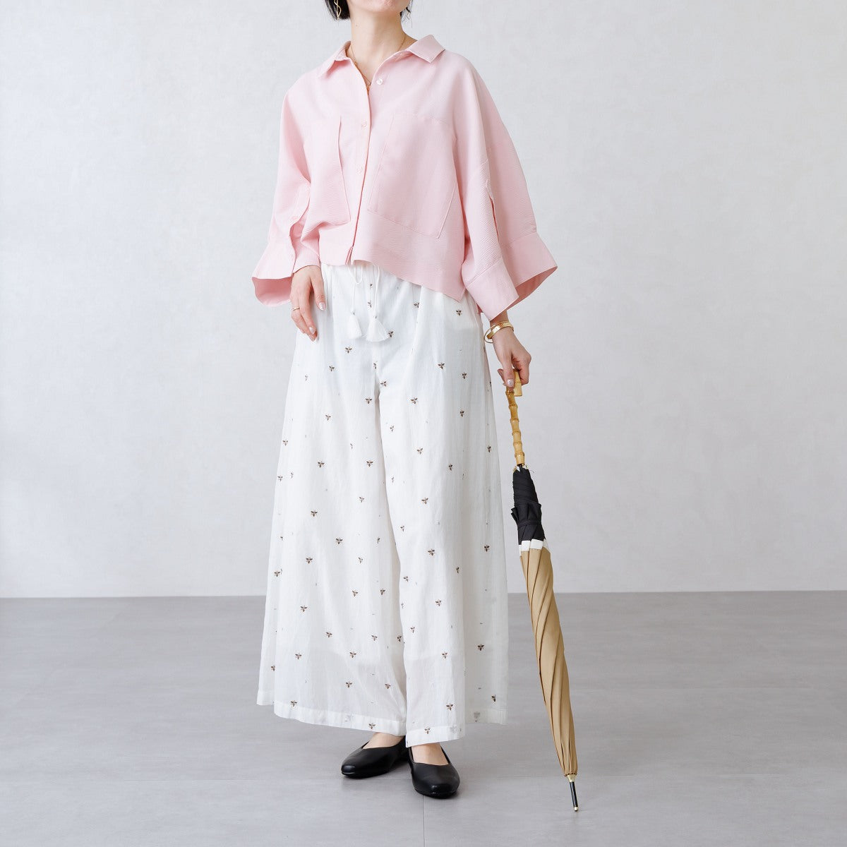 予約/5月下旬入荷予定》レインスクエアパンプス/664103
