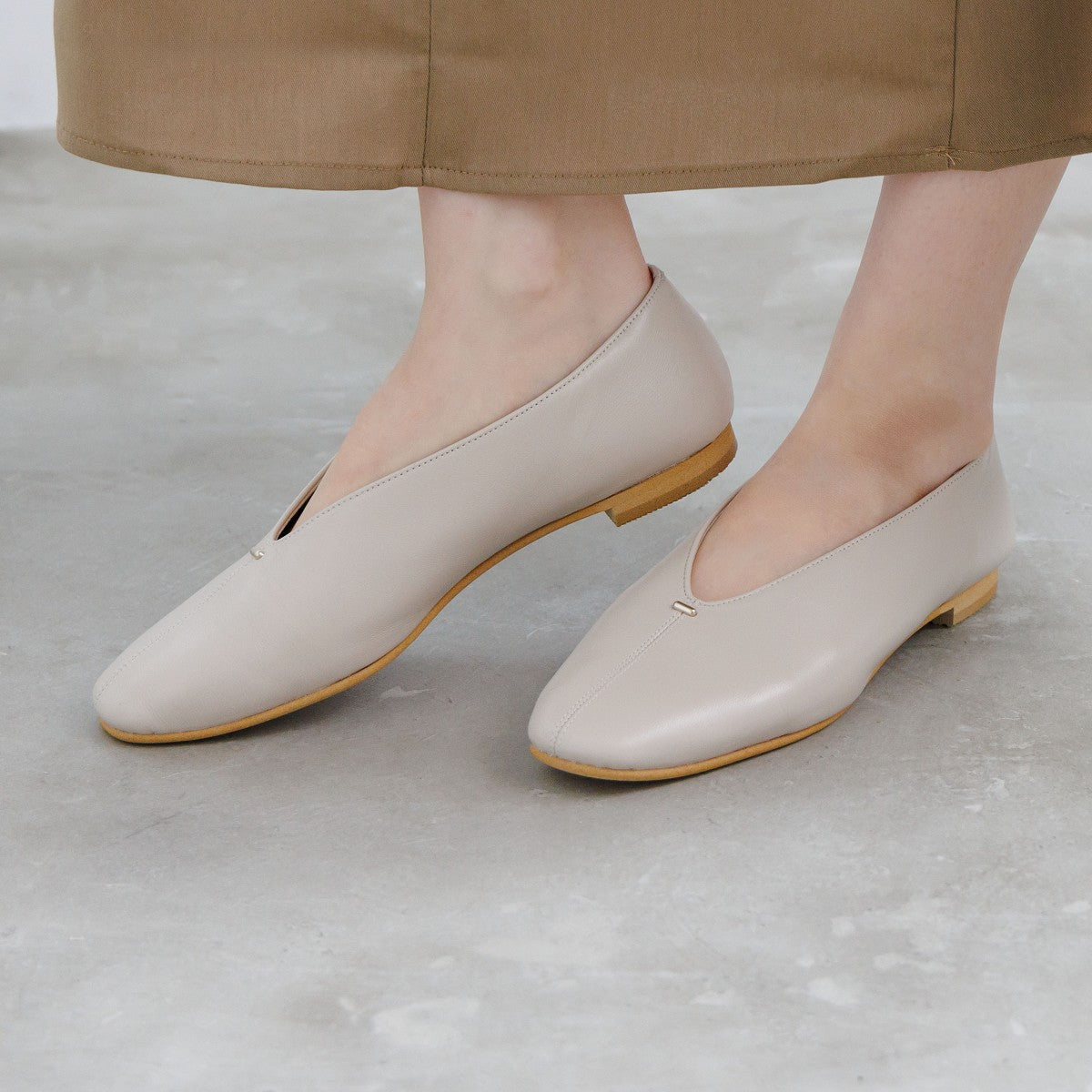 【26SS新色追加】メタルポイントフラットパンプス/651326