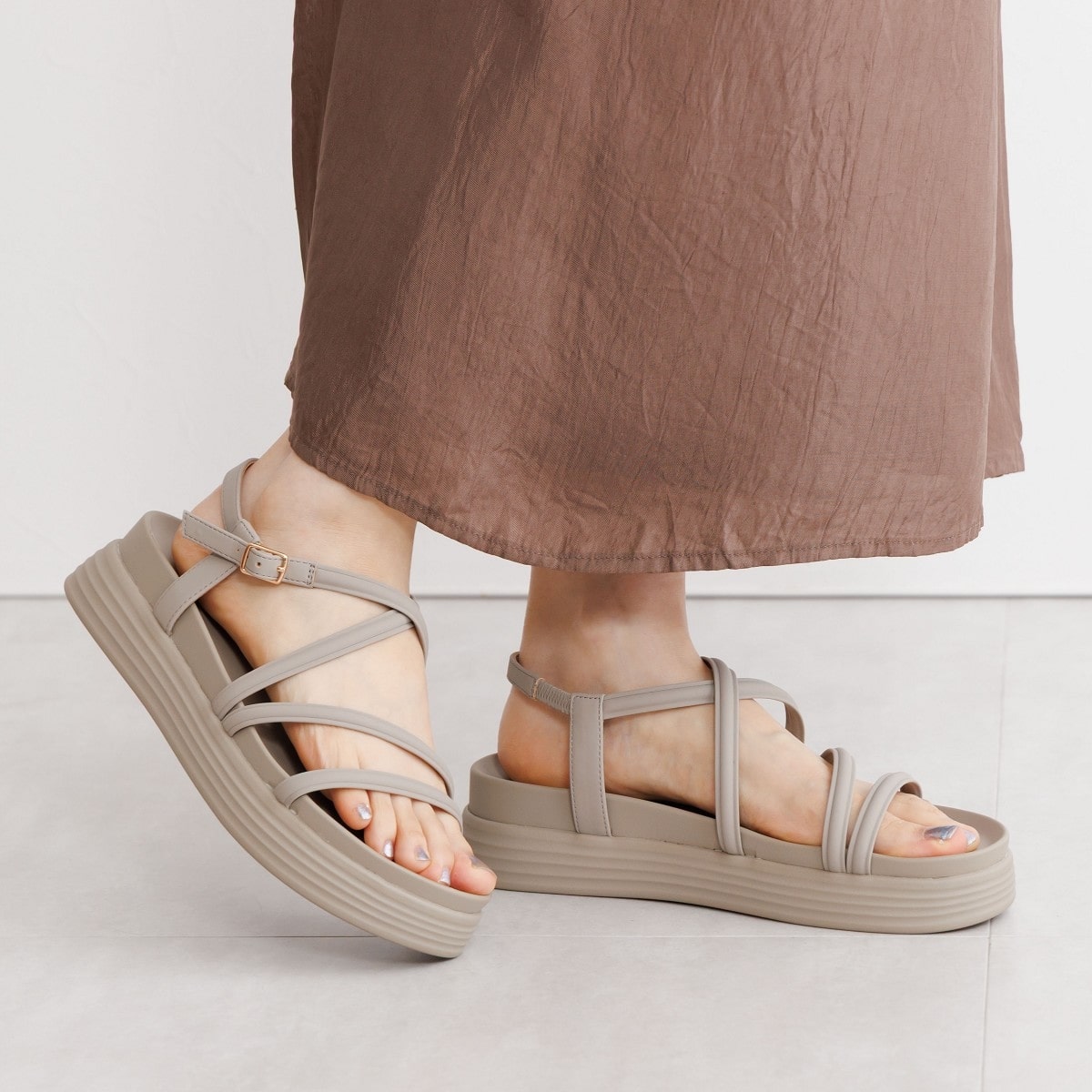 期間限定30％OFF! 今だけ特別価格】【WEB限定デザイン】クロスストラップサンダル 靴